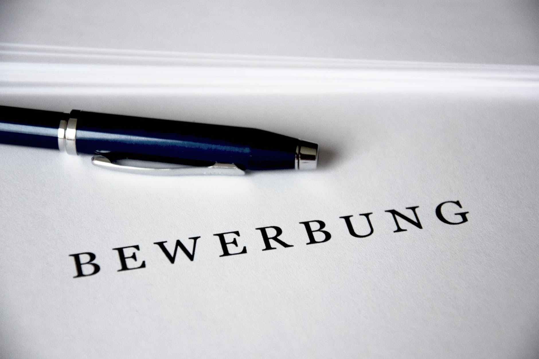 Junge beim Lesen